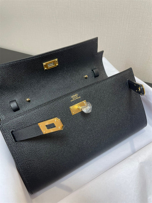  clean-lined carryall bag styled with outfit