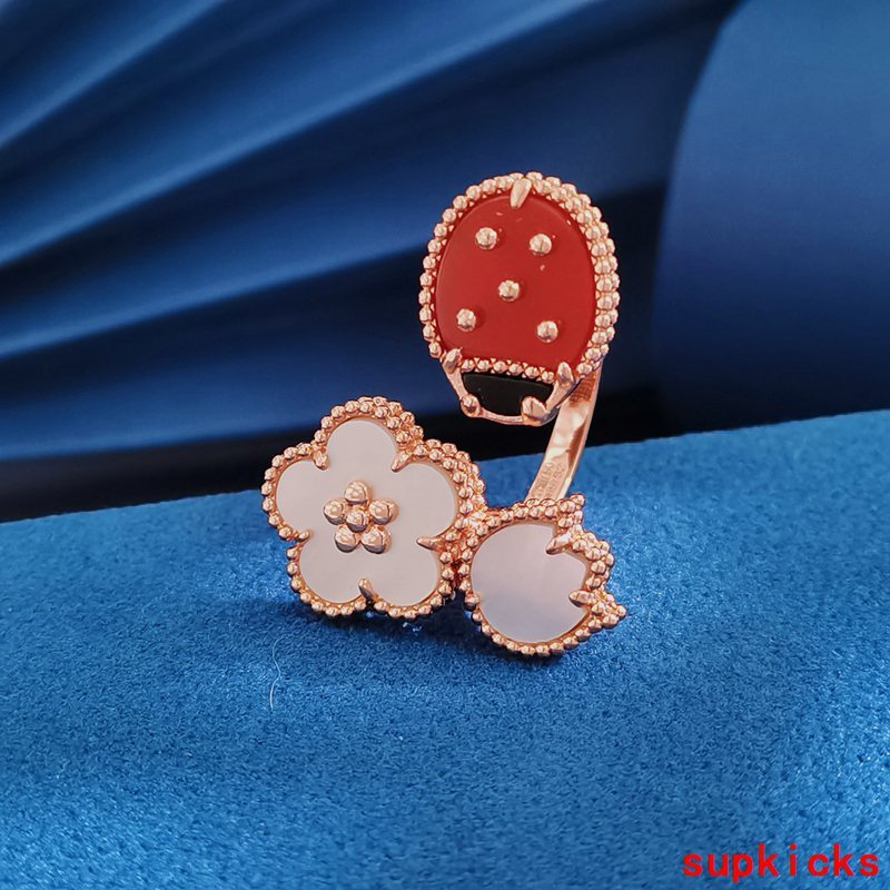 Close-up detail view of Van Cleef & Arpels unisex jewelry piece