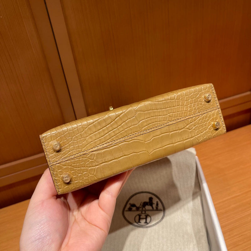 Crisp handbag styled for everyday wear