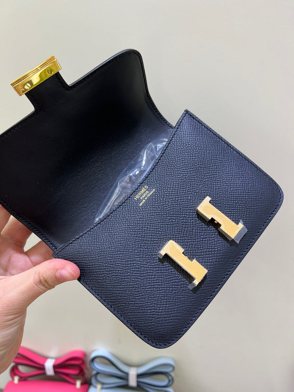 Side view of fluid structured handbag