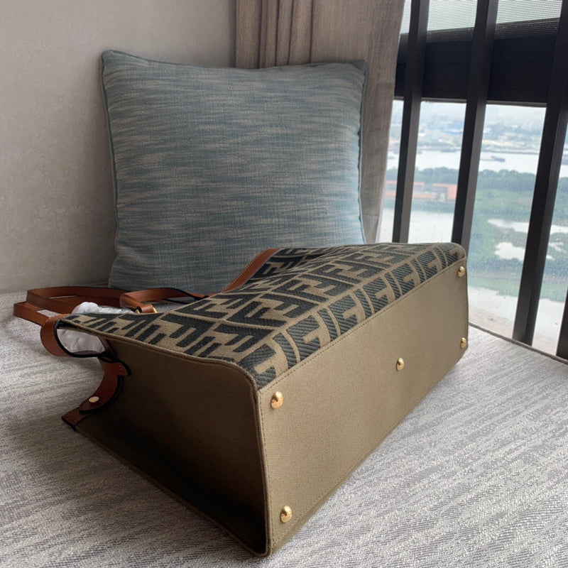 Ziva's Charm handbag – interior view (41cm*15cm*29cm)