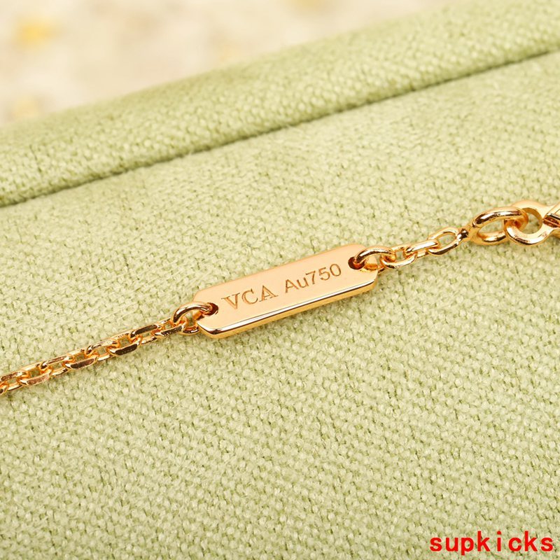 Full view of Van Cleef & Arpels unisex jewelry piece