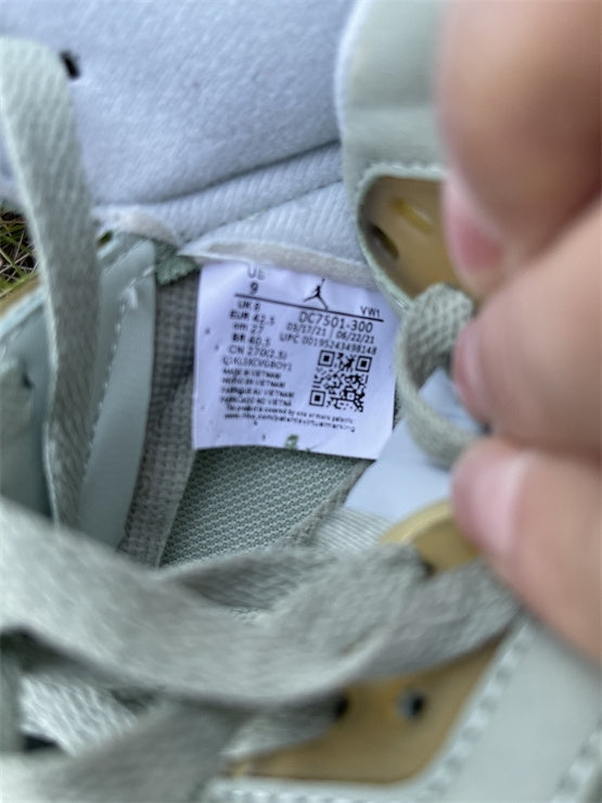 Nike Men's & Women's Luxury Low-Top Trainers — Style 249 back view