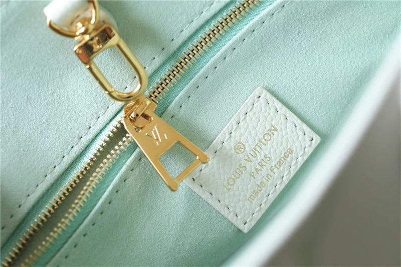  essential tote bag detail view showing craftsmanship 20