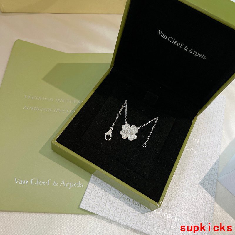 Side view of Van Cleef & Arpels unisex jewelry piece