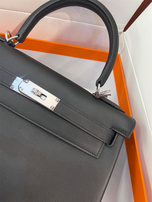 shopper bag interior and compartment view 27