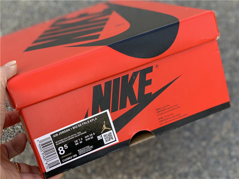 Nike Men's & Women's Premium Low-Top Trainers — Style 001 detail view