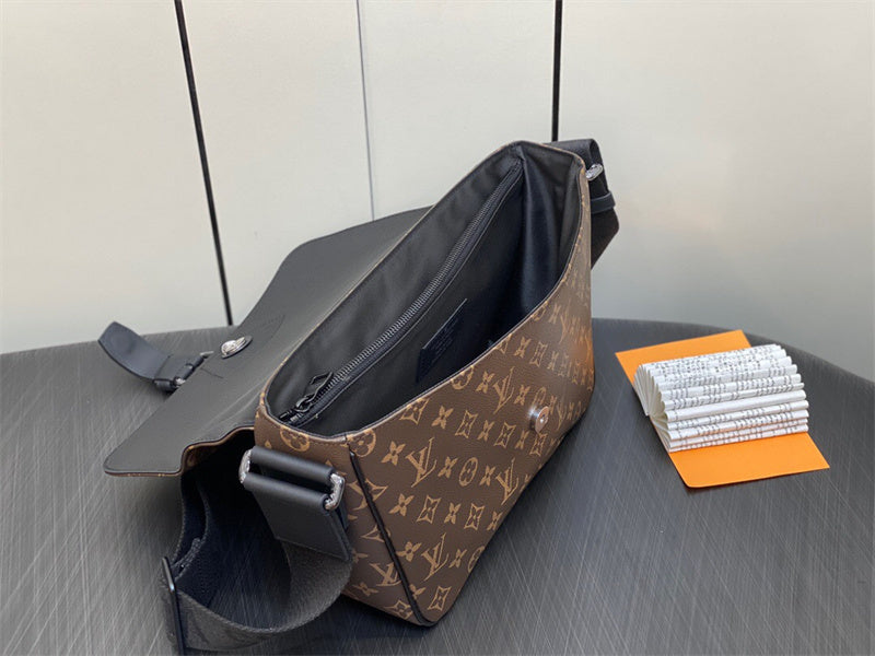  tote bag interior and compartment view