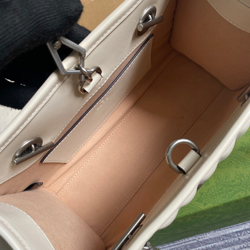 Side profile of modern polished women's handbag – women's luxury accessory