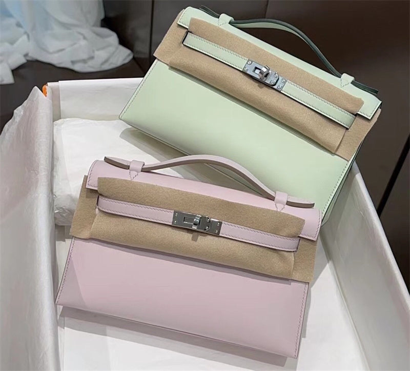  Streamlined shoulder bag carried on shoulder