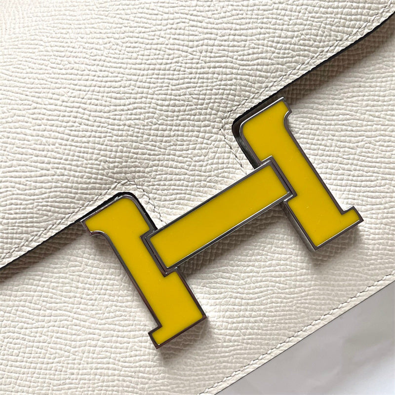 Close-up detail of effortless bag design