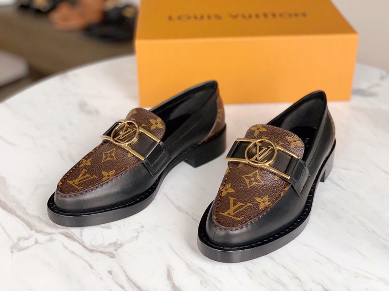 Three-quarter angle view of Louis Vuitton luxury piece style No.049