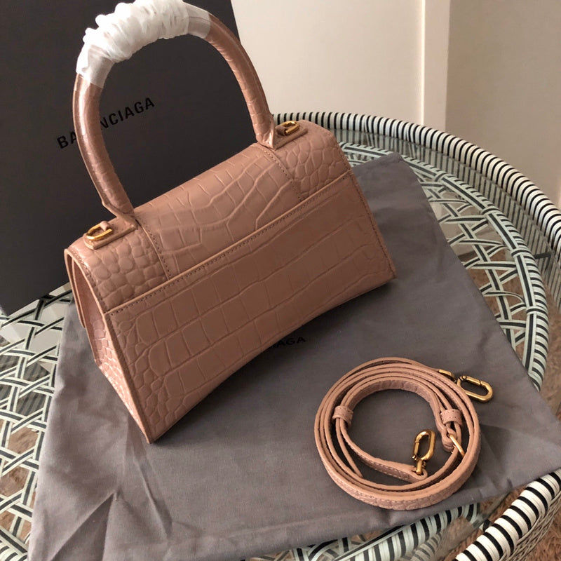 Handle and strap detail of classic structured women's handbag – women's statement bag