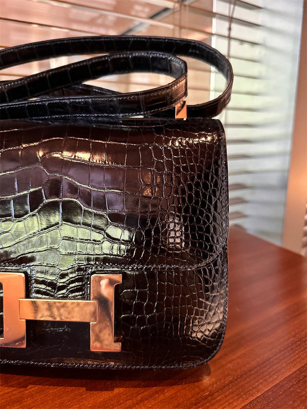  Everyday tote bag carried on shoulder