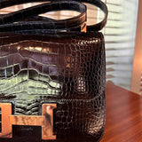  Everyday tote bag carried on shoulder