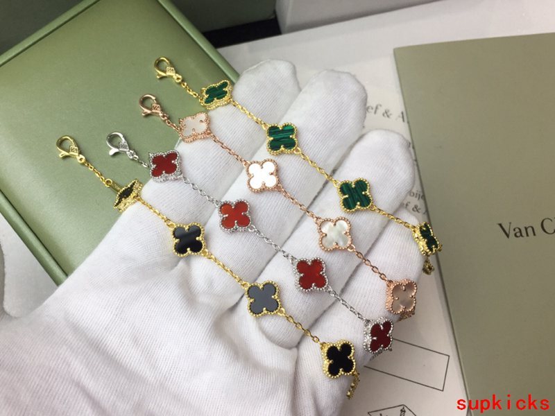 Close-up detail view of Van Cleef & Arpels unisex jewelry piece