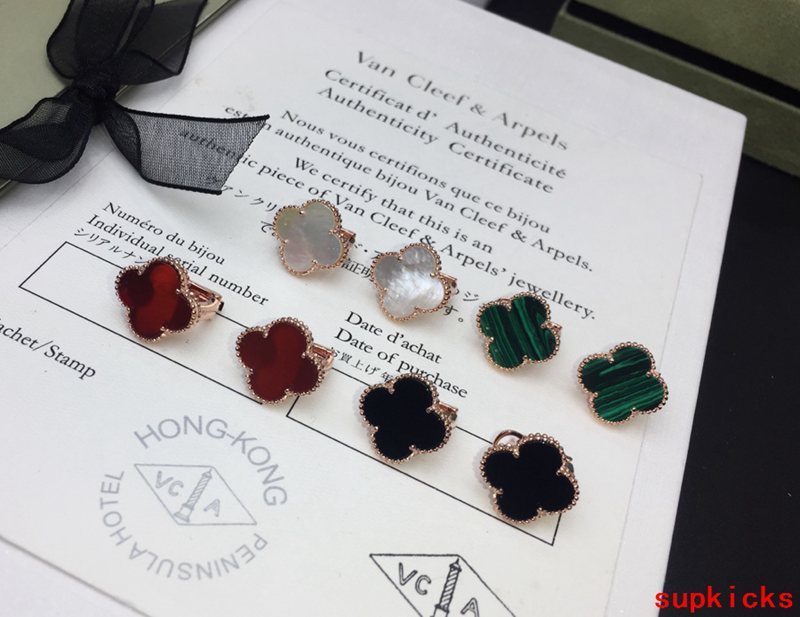 Full view of Van Cleef & Arpels unisex jewelry piece