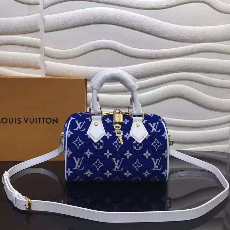 Side profile of chic modern women's handbag – women's luxury accessory