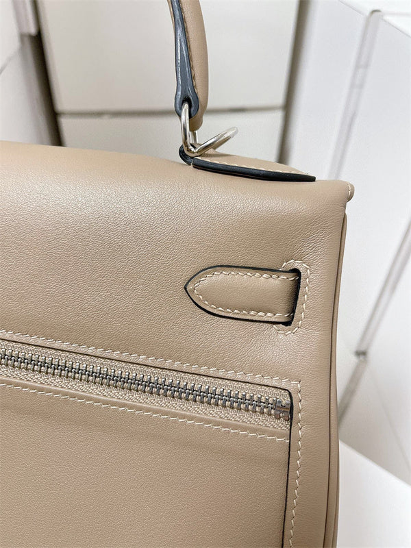  Essential top-handle bag carried on shoulder 10