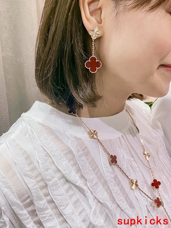 Full view of Van Cleef & Arpels unisex jewelry piece