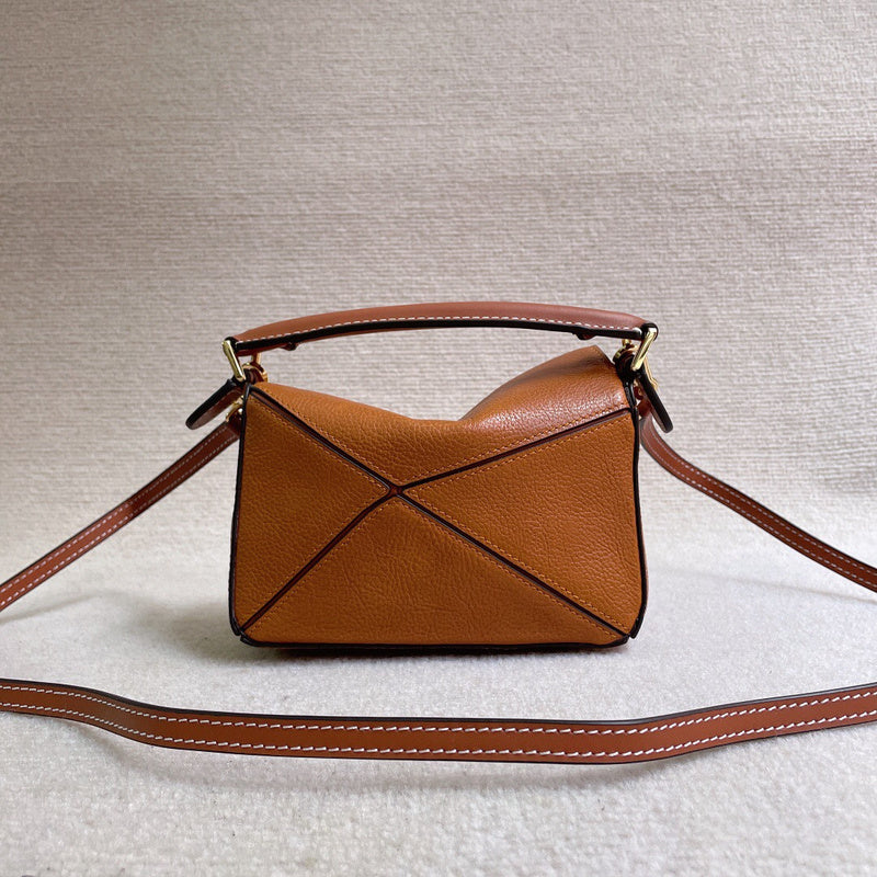 Ziva's Charm handbag – detail view (18cm*12cm*7cm)