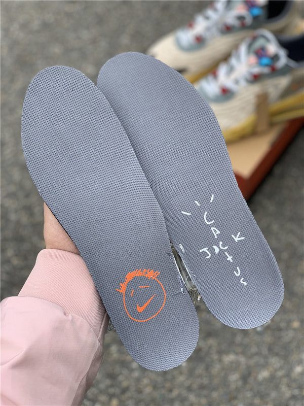 Nike Men's & Women's Luxury Low-Top Trainers — Style 021 hardware detail
