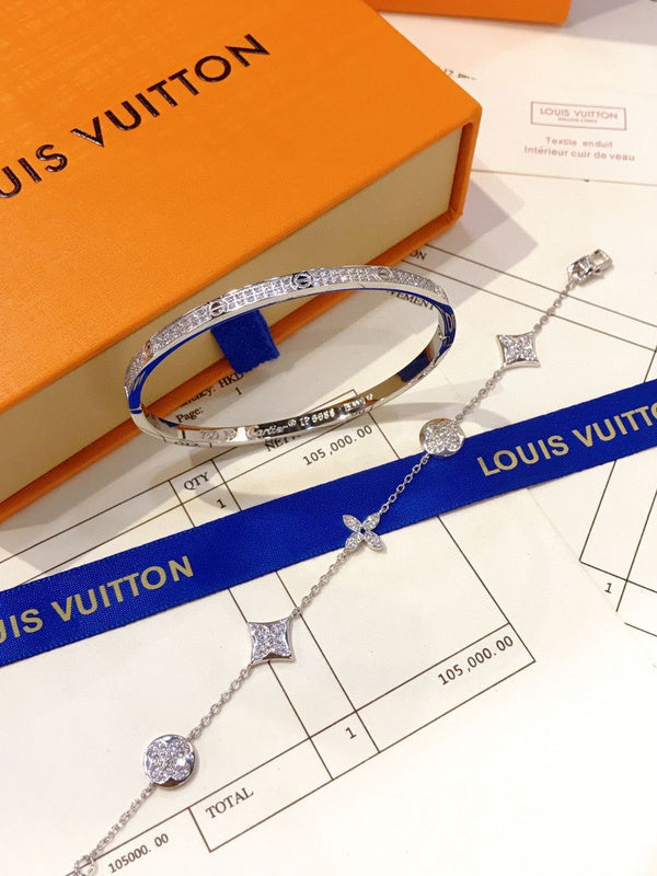 Front view of Cartier unisex jewelry piece