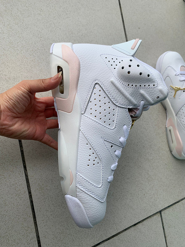 Nike Men's & Women's Luxury Low-Top Trainers — Style 177 angle view
