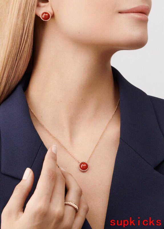 Close-up detail view of Van Cleef & Arpels unisex jewelry piece