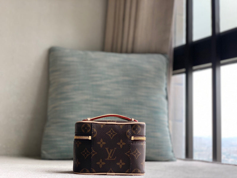  Polished structured bag carried on shoulder 10