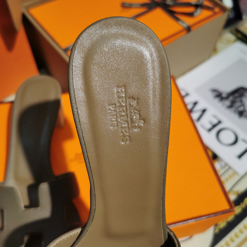 Hermès Tan Flat Thong Sandals - Toe Detail View