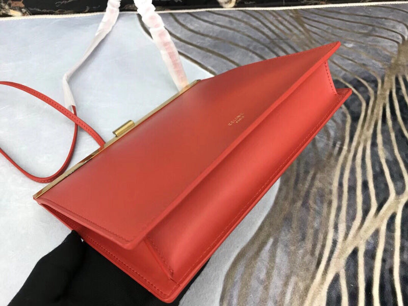 Handle and strap detail of refined sleek women's handbag – women's everyday handbag