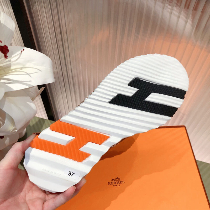 Hermès Nude Block Heel Pumps - Side Profile View