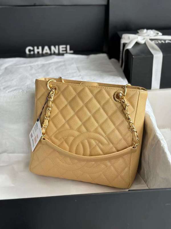 Zivas Charm Sleek Silhouette Luxury Handbag (Timeless Wardrobe Addition) – Close-Up Detail