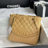 Zivas Charm Sleek Silhouette Luxury Handbag (Timeless Wardrobe Addition) – Close-Up Detail