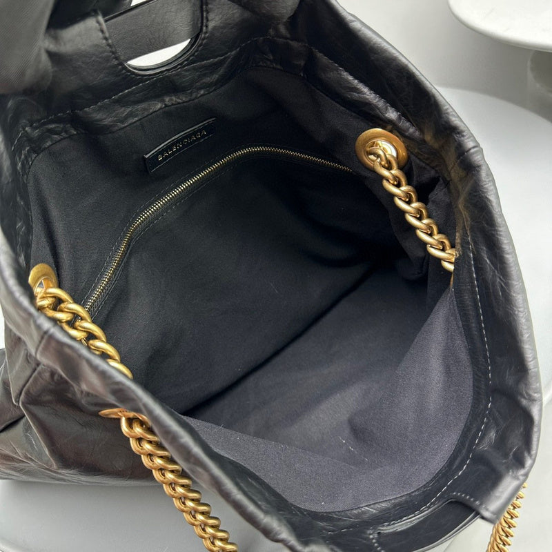 Zivas Charm Modern Minimalist Look Fashion Handbag (Contemporary Shape Language) – Close-Up Detail