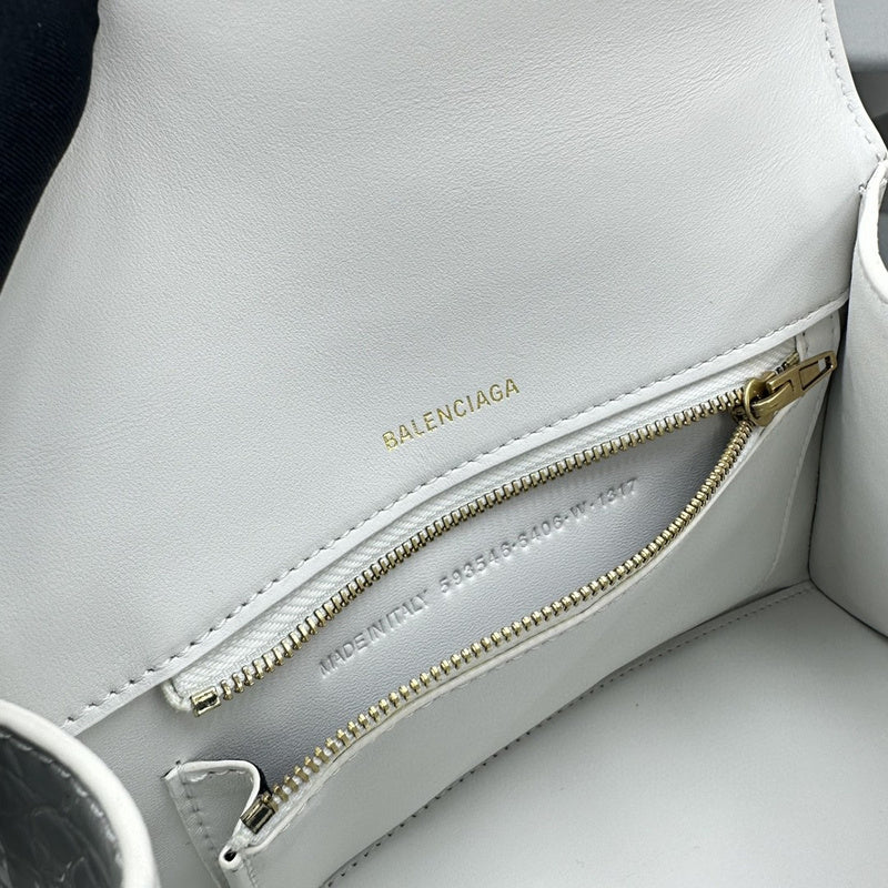 Zivas Charm Contemporary Flair Statement Handbag (Refined Practical Design) – Detail View