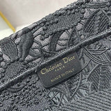 Handle and strap detail of everyday-luxe signature women's handbag – women's premium purse