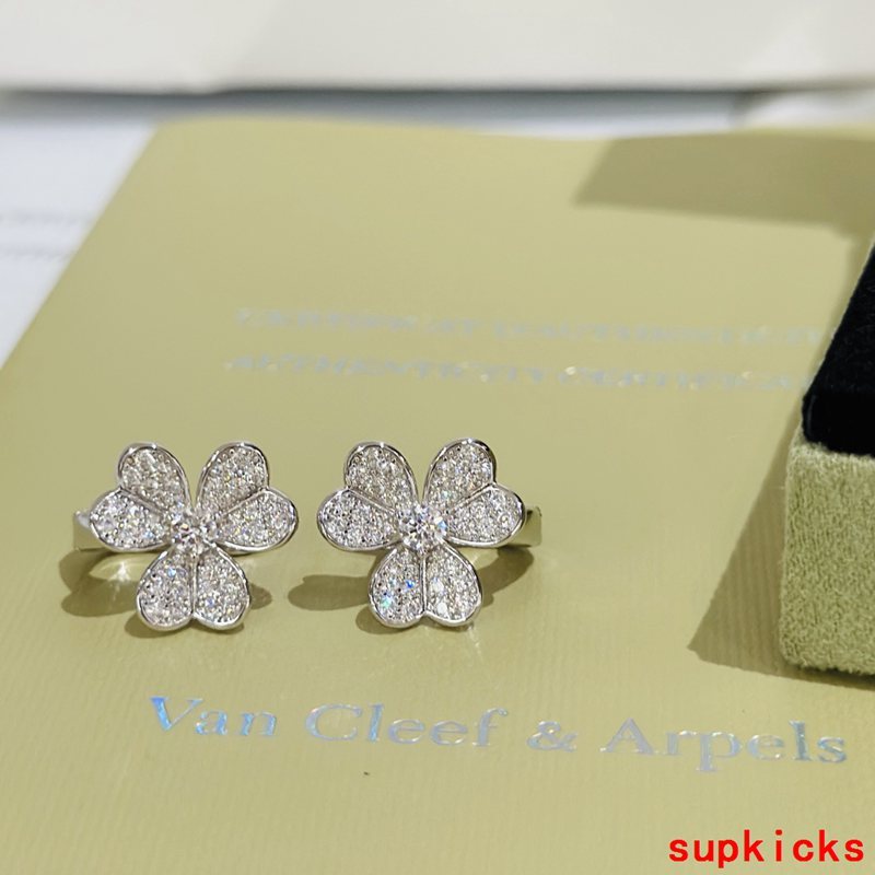 Full view of Van Cleef & Arpels unisex jewelry piece