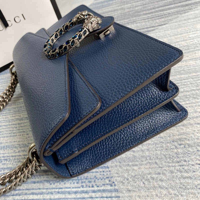 Handle and strap detail of sleek elevated women's handbag – women's everyday handbag