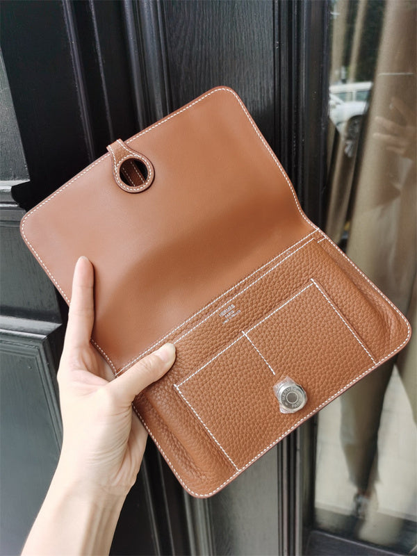  Signature shoulder bag front view 7