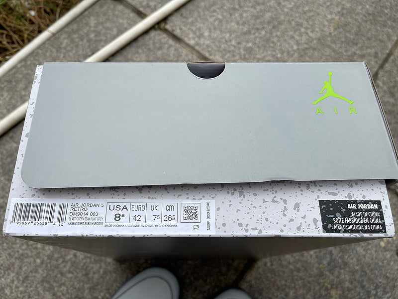 Nike Men's & Women's Designer Lifestyle Shoes — Style 248 hardware detail