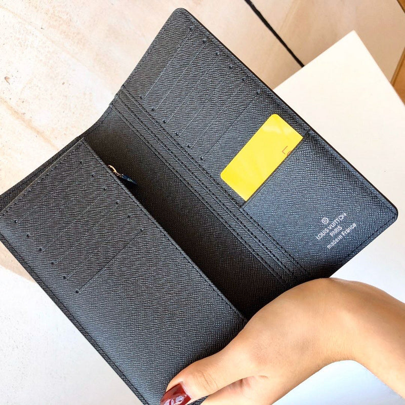 Side profile of chic elevated women's handbag – women's everyday handbag