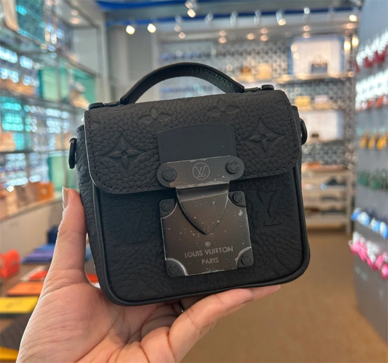  sophisticated tote bag styled with outfit 18