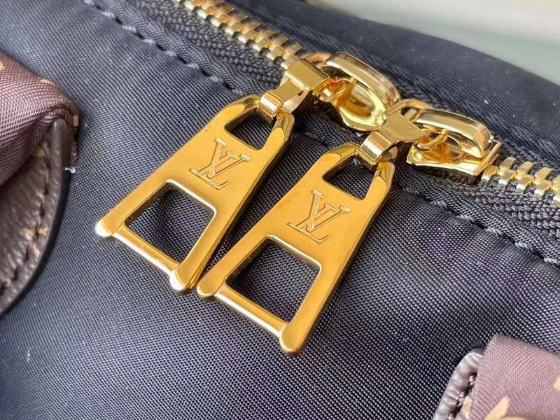 Handle and strap detail of refined premium women's handbag – women's statement bag