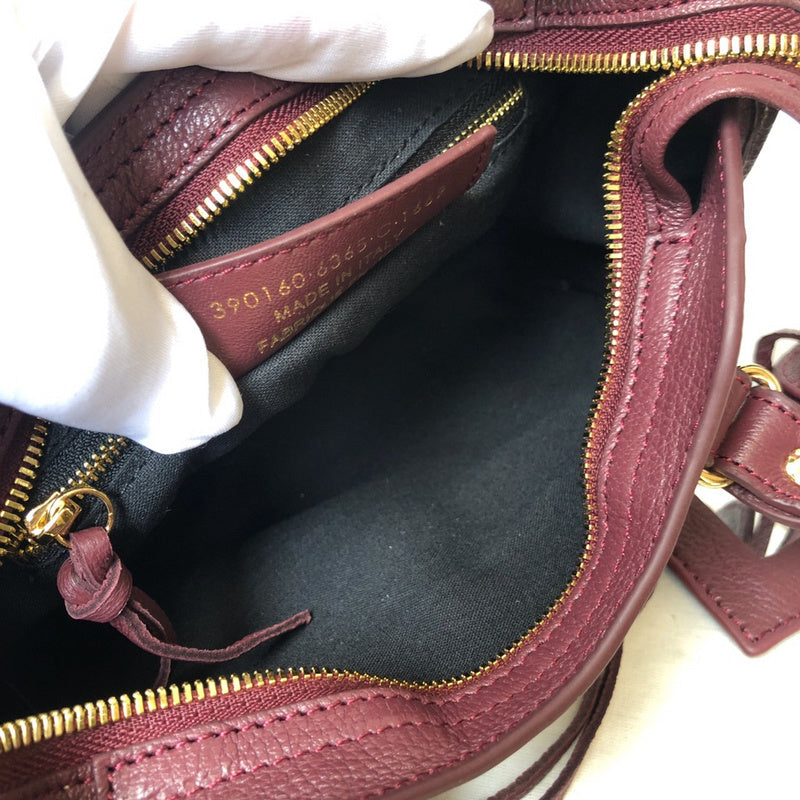 Handle and strap detail of everyday-luxe sleek women's handbag – women's statement bag