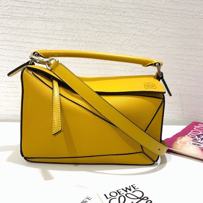 Ziva's Charm handbag – detail view (24cm*16cm*10cm)