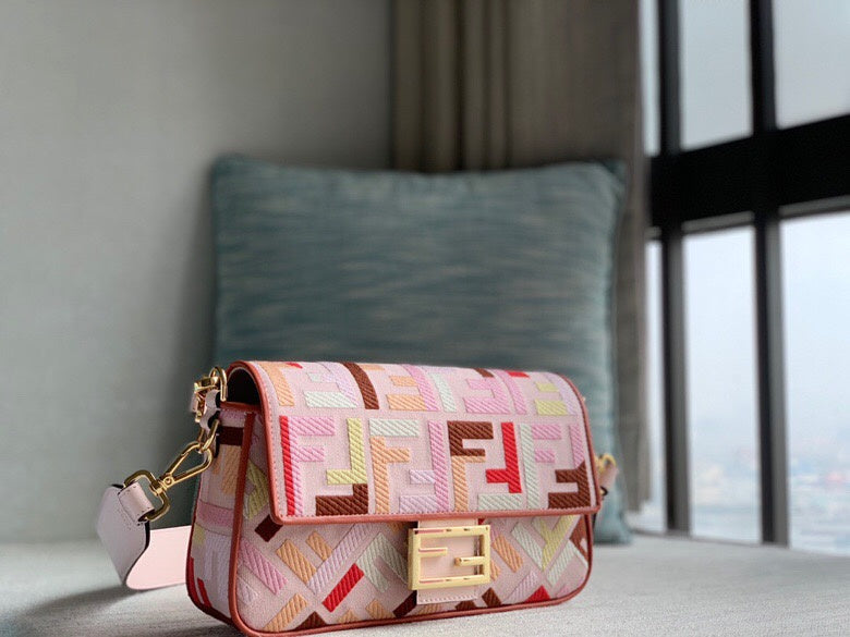 Ziva's Charm handbag – detail view (27cm*6cm*15cm)