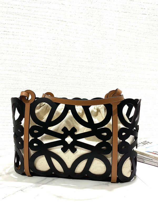Ziva's Charm handbag – detail view (42cm*15cm*25.5cm)