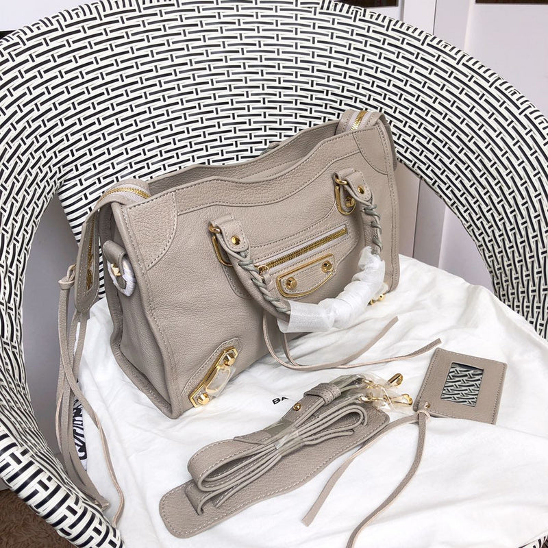 Handle and strap detail of signature premium women's handbag – women's everyday handbag